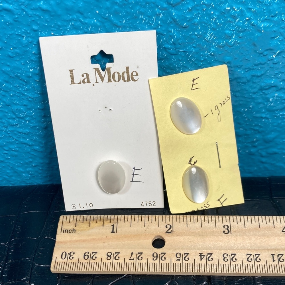 5 for $10: Vintage Laβ Mode Oval Buttons #4752 Made in Japan